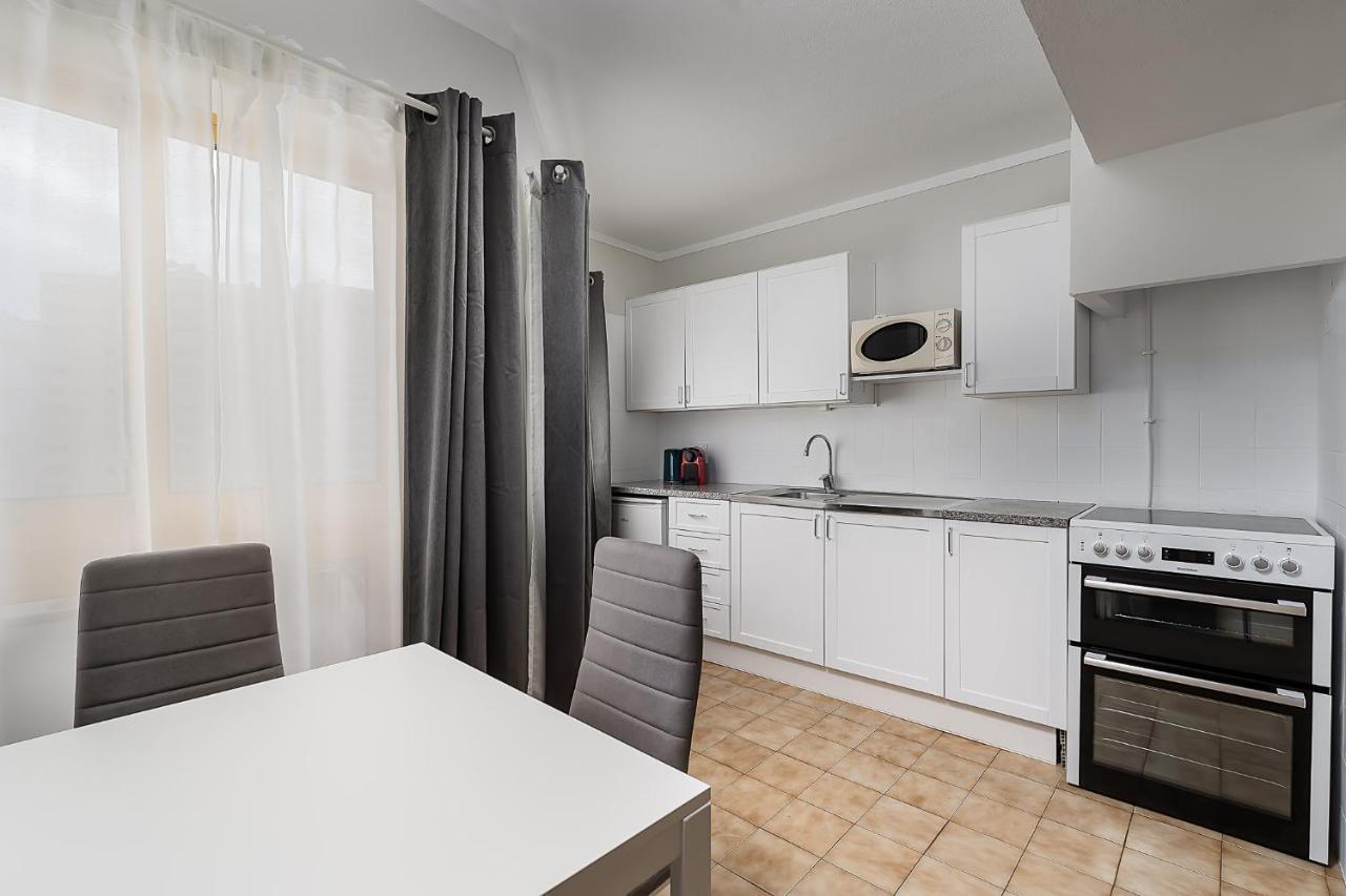 Sunny Flat W/ Balcony & Pool By Lovelystay Portimão Eksteriør bilde